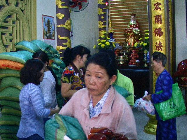 Khánh Hòa: Chùa Nghĩa Hương trao tặng trên 160 phần quà nhân mùa Phật đản PL.2560