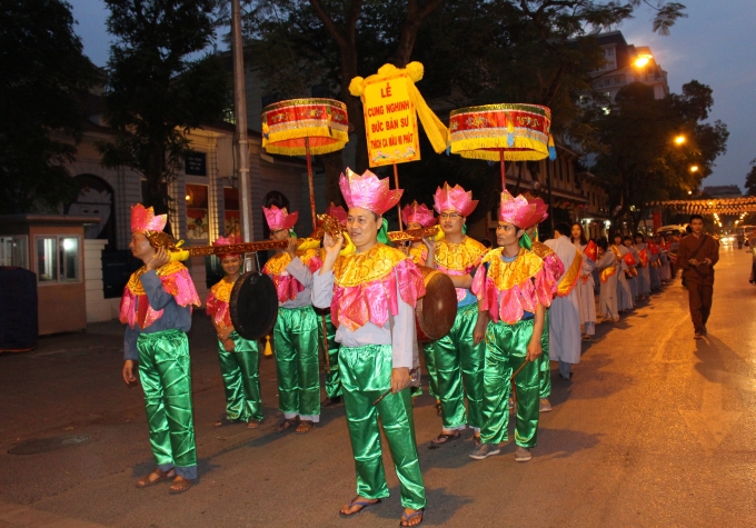 Hà Nội: Hàng ngàn người diễu hành rước Phật đản tại Chùa Quán Sứ