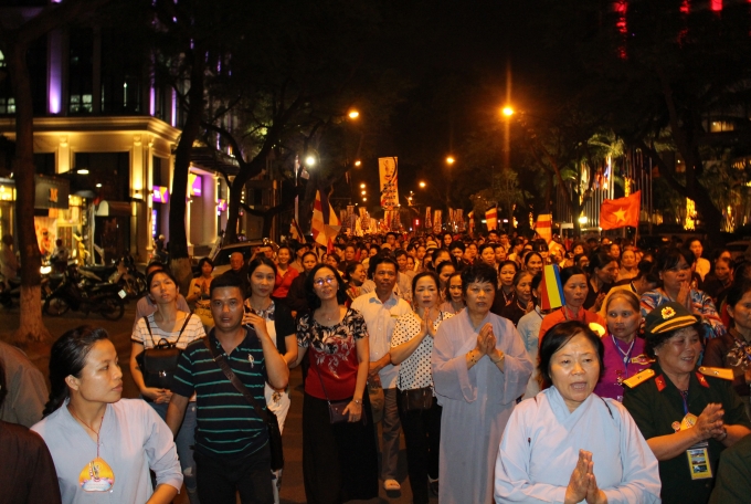 Hà Nội: Hàng ngàn người diễu hành rước Phật đản tại Chùa Quán Sứ