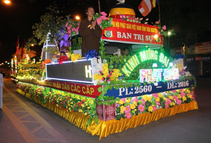 Hà Nội: Hàng ngàn người diễu hành rước Phật đản tại Chùa Quán Sứ