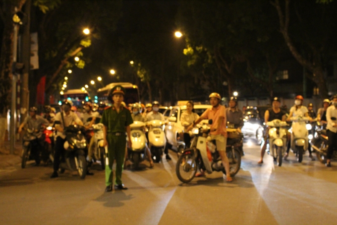 Hà Nội: Hàng ngàn người diễu hành rước Phật đản tại Chùa Quán Sứ