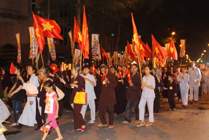 Hà Nội: Hàng ngàn người diễu hành rước Phật đản tại Chùa Quán Sứ