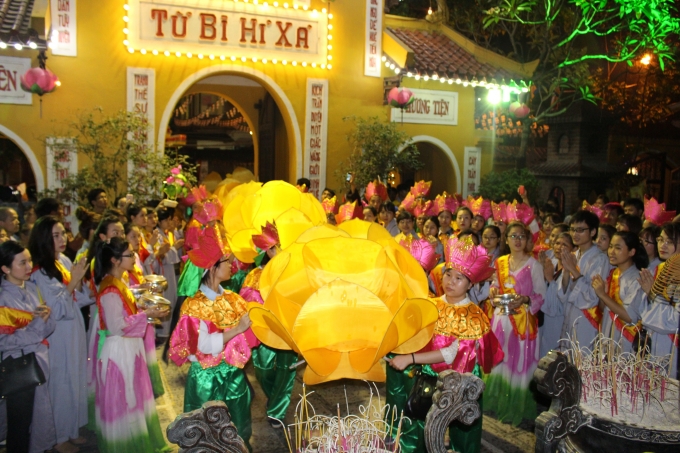 Hà Nội: Hàng ngàn người diễu hành rước Phật đản tại Chùa Quán Sứ