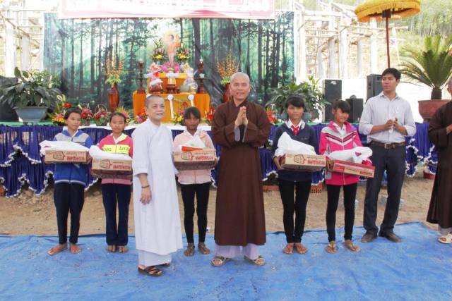 Đại lễ Phật đản tại hai huyện miền núi Khánh Vĩnh và Khánh Sơn