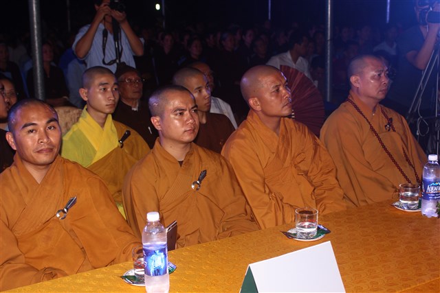 Thanh Hóa: Lễ tắm Phật và văn nghệ mừng Phật đản tại chùa Vạn Linh