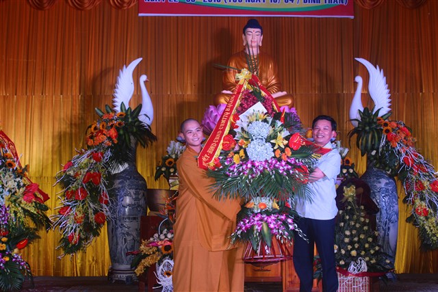 Thanh Hóa: Lễ tắm Phật và văn nghệ mừng Phật đản tại chùa Vạn Linh