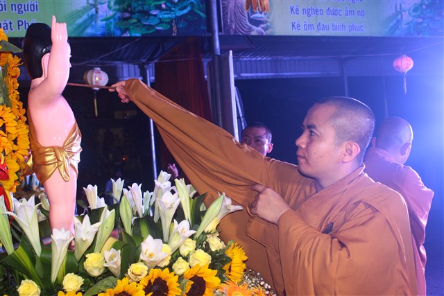 Thanh Hóa: Lễ tắm Phật và văn nghệ mừng Phật đản tại chùa Vạn Linh