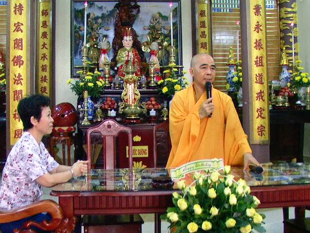 Khánh Hòa: Chùa Nghĩa Hương trao tặng trên 160 phần quà nhân mùa Phật đản PL.2560