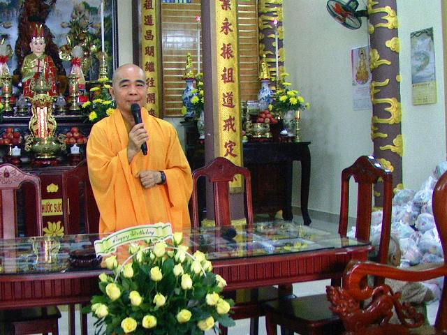 Khánh Hòa: Chùa Nghĩa Hương trao tặng trên 160 phần quà nhân mùa Phật đản PL.2560