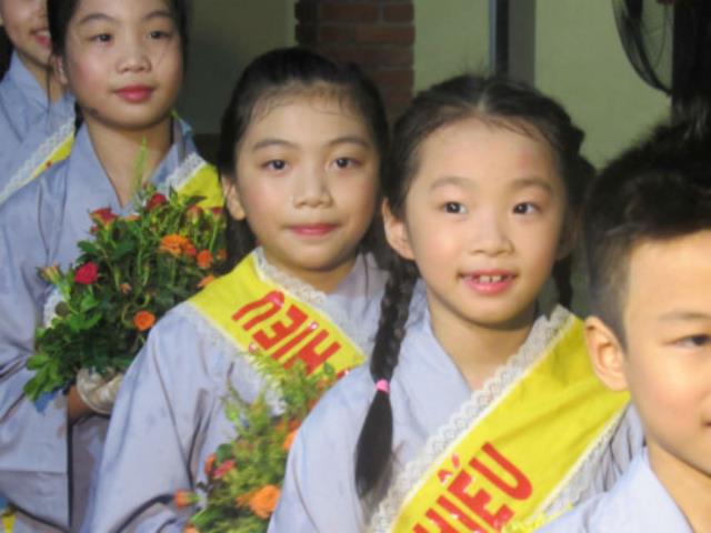 Đại lễ Vu Lan: Nhiều người khóc nức nở khi cài bông hồng lên áo