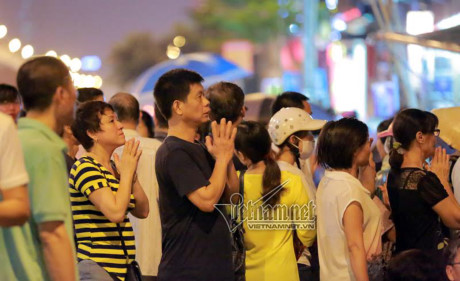 Biển người đội mưa nghe giảng kinh Vu lan ở chùa Phúc Khánh