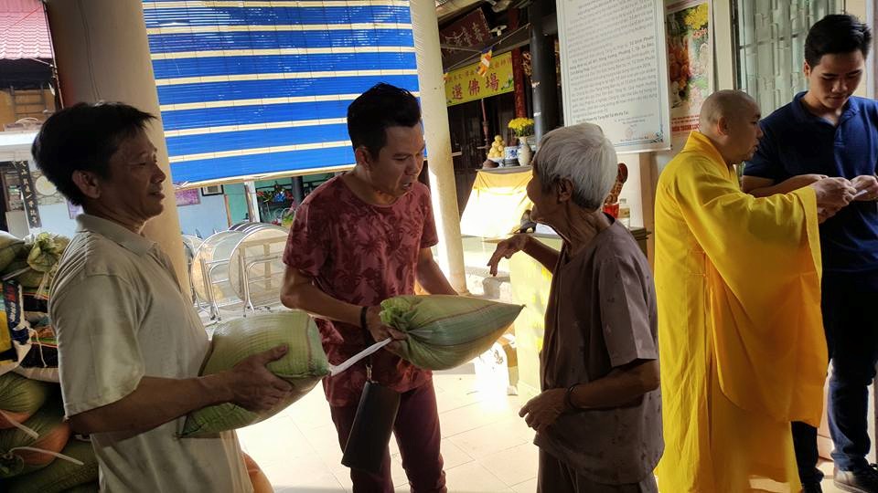 Phát 200 phần quà, hưởng ứng Đại hội Phật giáo Thành Phố Sa Đéc lần VIII