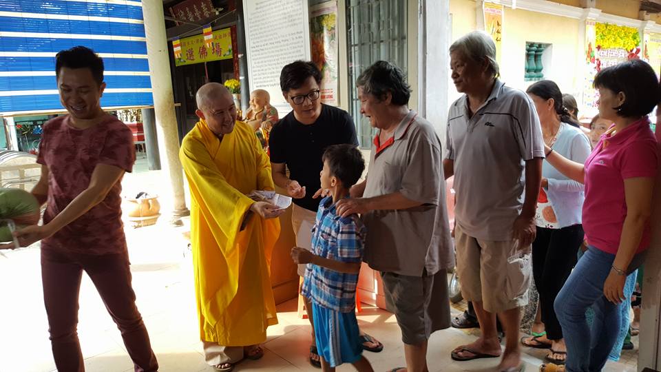 Phát 200 phần quà, hưởng ứng Đại hội Phật giáo Thành Phố Sa Đéc lần VIII