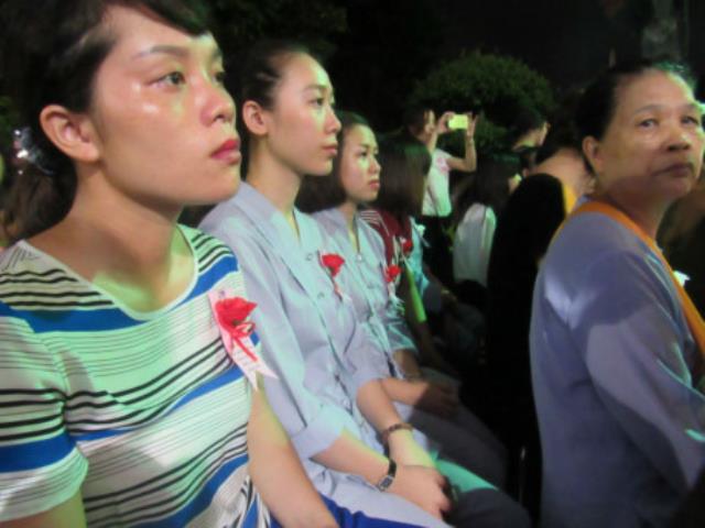 Đại lễ Vu Lan: Nhiều người khóc nức nở khi cài bông hồng lên áo