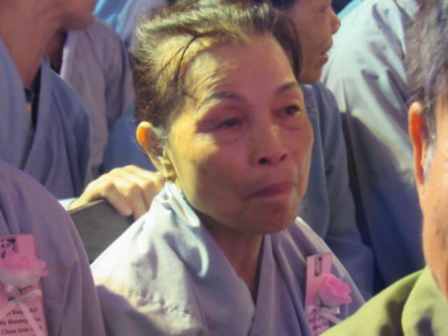 Đại lễ Vu Lan: Nhiều người khóc nức nở khi cài bông hồng lên áo