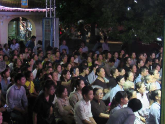 Đại lễ Vu Lan: Nhiều người khóc nức nở khi cài bông hồng lên áo