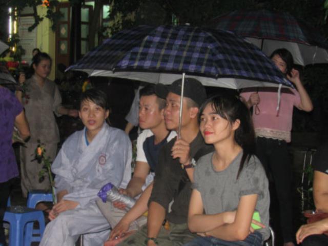 Đại lễ Vu Lan: Nhiều người khóc nức nở khi cài bông hồng lên áo