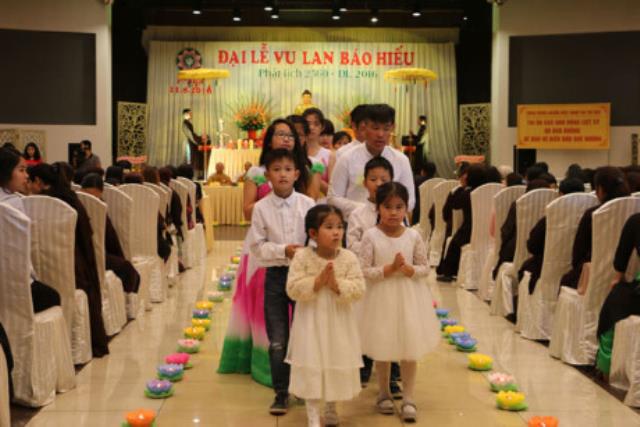 Hình ảnh Đại lễ Vu Lan xúc động của người Việt tại CH Séc