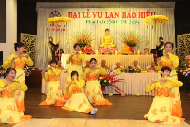 Hình ảnh Đại lễ Vu Lan xúc động của người Việt tại CH Séc