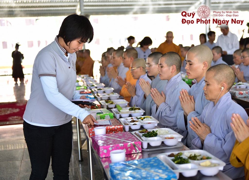 Quỹ Đạo Phật Ngày Nay: Tổng kết cúng dường Trai tăng Học viện Phật Giáo Việt Nam tại TP.HCM_cơ sở Lê Minh Xuân T7/2016 ( C76c)