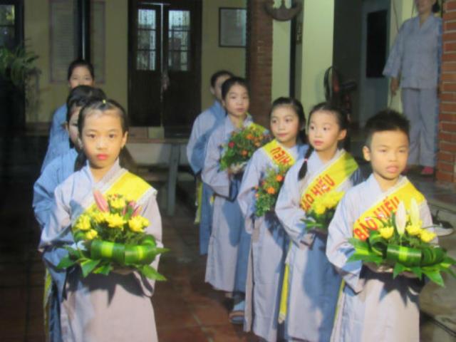 Đại lễ Vu Lan: Nhiều người khóc nức nở khi cài bông hồng lên áo