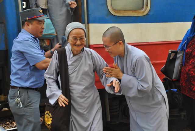 Ninh Thuận - Hình ảnh cung nghinh chư tôn đức Tăng Ni và quá trình hoàn thiện thiết trí đại giới đàn