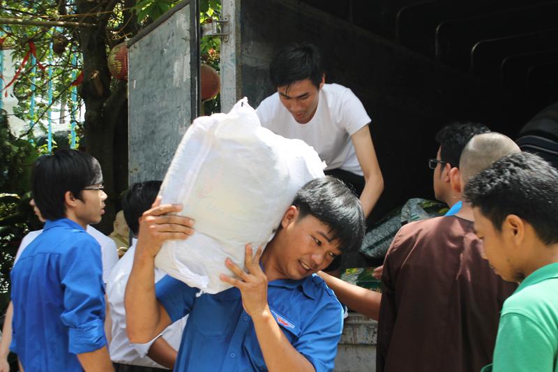 Sa Đéc: Phát quà cho người nghèo tại Thành phố