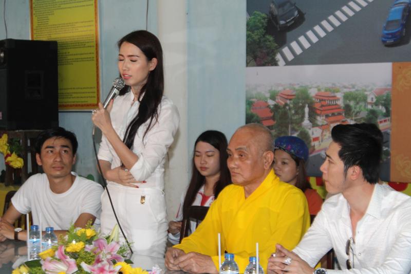 Sa Đéc: Phát quà cho người nghèo tại Thành phố