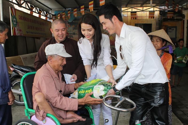 Sa Đéc: Phát quà cho người nghèo tại Thành phố
