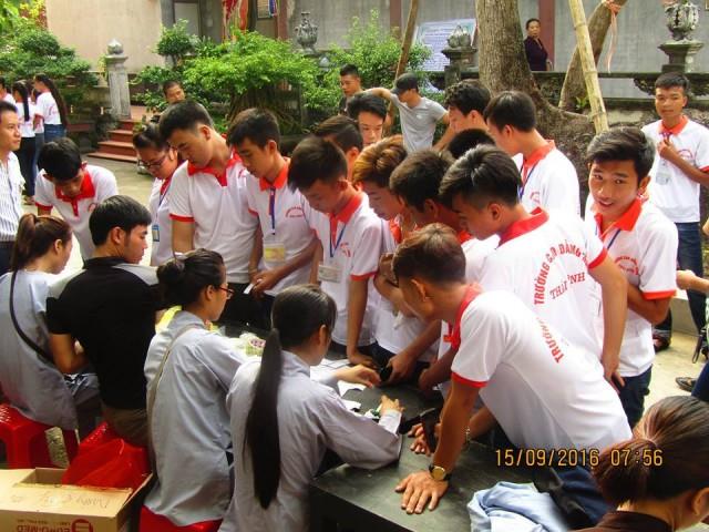 Thái Bình: Tân sinh viên về chùa Từ Xuyên tu một ngày