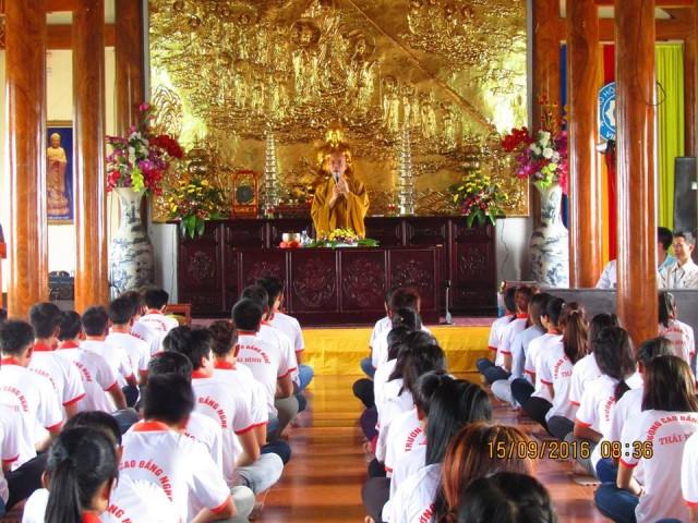 Thái Bình: Tân sinh viên về chùa Từ Xuyên tu một ngày