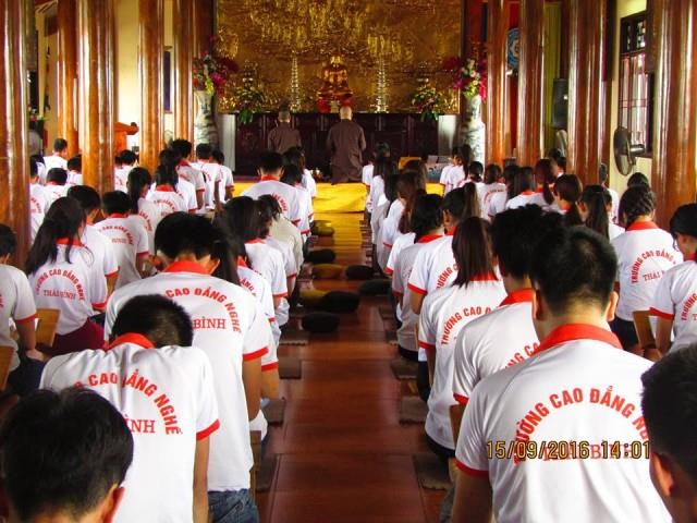 Thái Bình: Tân sinh viên về chùa Từ Xuyên tu một ngày