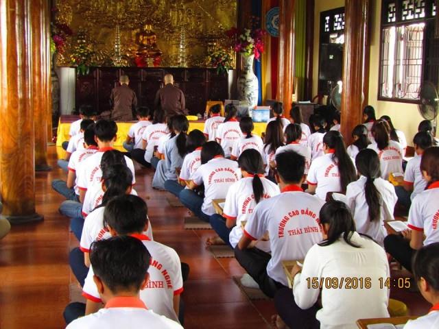 Thái Bình: Tân sinh viên về chùa Từ Xuyên tu một ngày