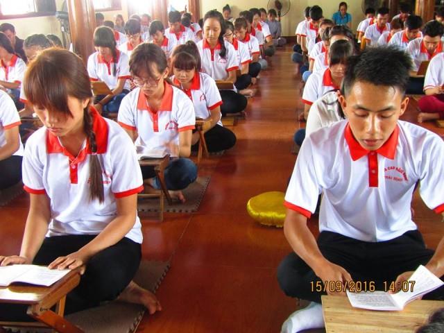 Thái Bình: Tân sinh viên về chùa Từ Xuyên tu một ngày