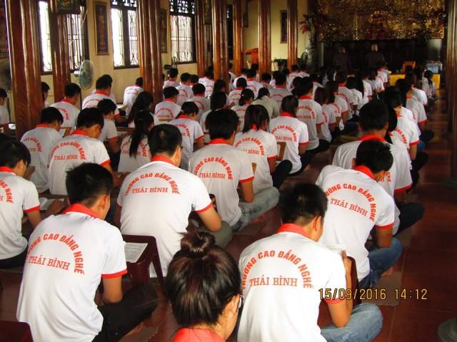 Thái Bình: Tân sinh viên về chùa Từ Xuyên tu một ngày