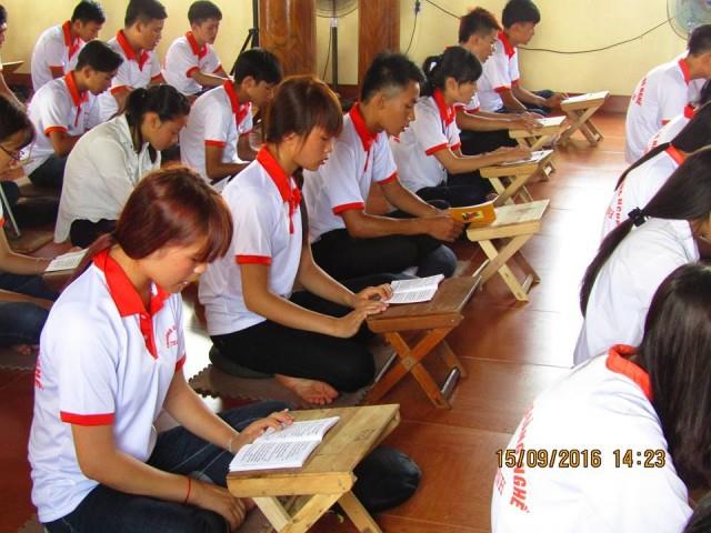 Thái Bình: Tân sinh viên về chùa Từ Xuyên tu một ngày