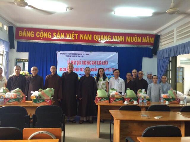 CLB Khơi nguồn tuệ giác phát quà cho các trẻ em nghèo