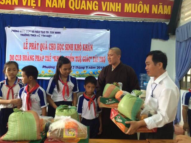 CLB Khơi nguồn tuệ giác phát quà cho các trẻ em nghèo
