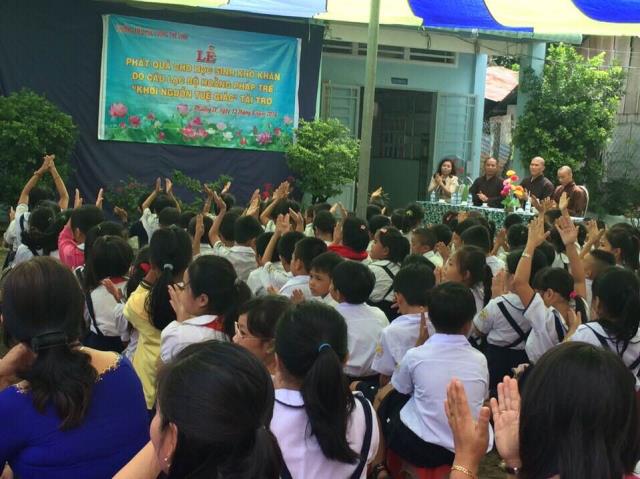 CLB Khơi nguồn tuệ giác phát quà cho các trẻ em nghèo