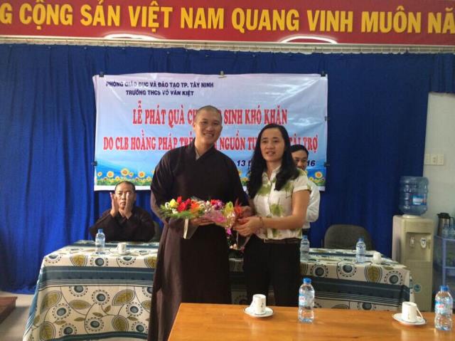 CLB Khơi nguồn tuệ giác phát quà cho các trẻ em nghèo