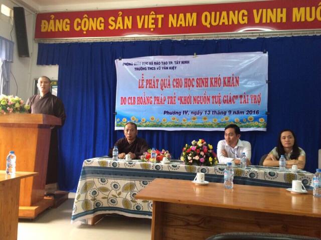 CLB Khơi nguồn tuệ giác phát quà cho các trẻ em nghèo