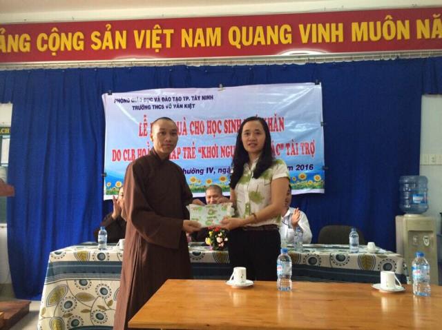 CLB Khơi nguồn tuệ giác phát quà cho các trẻ em nghèo