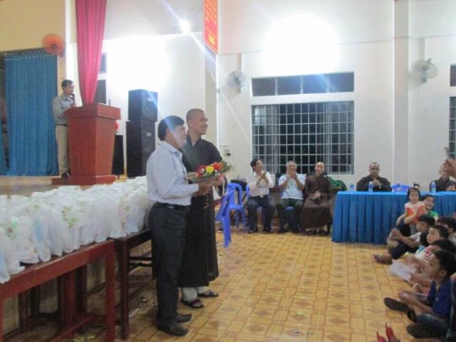 CLB Khơi nguồn tuệ giác phát quà cho các trẻ em nghèo