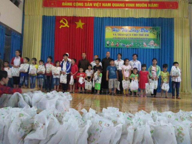 CLB Khơi nguồn tuệ giác phát quà cho các trẻ em nghèo