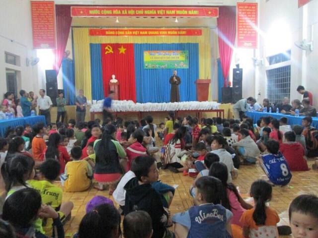 CLB Khơi nguồn tuệ giác phát quà cho các trẻ em nghèo
