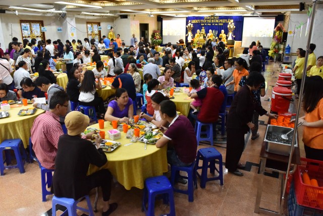 Quỹ Đạo Phật Ngày Nay: Tổ chức tiệc buffet chay gây quỹ từ thiện
