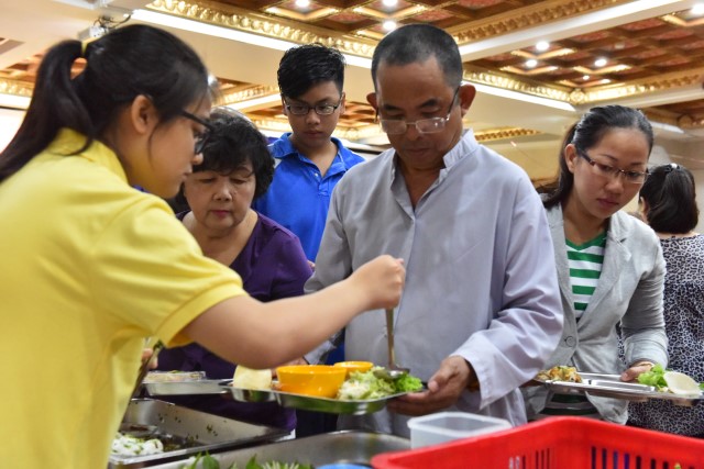 Quỹ Đạo Phật Ngày Nay: Tổ chức tiệc buffet chay gây quỹ từ thiện