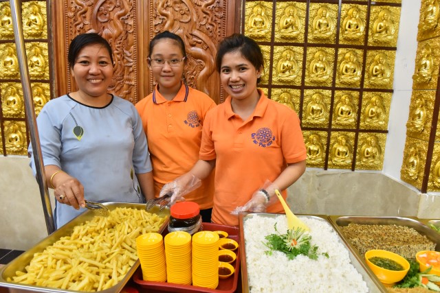 Quỹ Đạo Phật Ngày Nay: Tổ chức tiệc buffet chay gây quỹ từ thiện