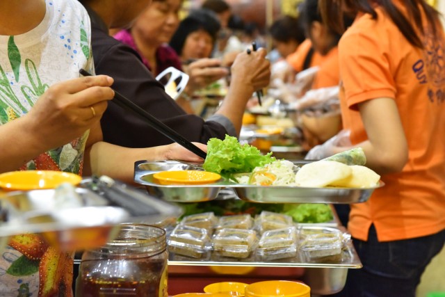 Quỹ Đạo Phật Ngày Nay: Tổ chức tiệc buffet chay gây quỹ từ thiện
