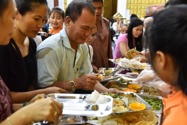 Quỹ Đạo Phật Ngày Nay: Tổ chức tiệc buffet chay gây quỹ từ thiện